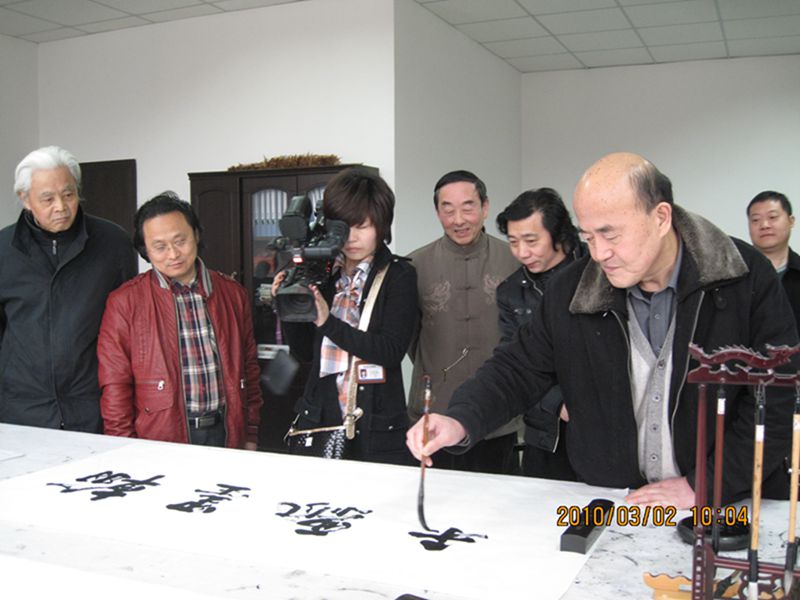 1454468142515254.jpg 市人大常委會黨組書記、副主任張法祥在畫展開幕式上題寫“翰墨飄香”.JPG