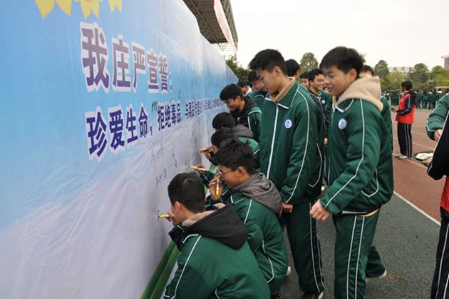 1710229387289801.jpg 禁毒知識(shí)進(jìn)校園 護(hù)航青春不“毒”行2.jpg